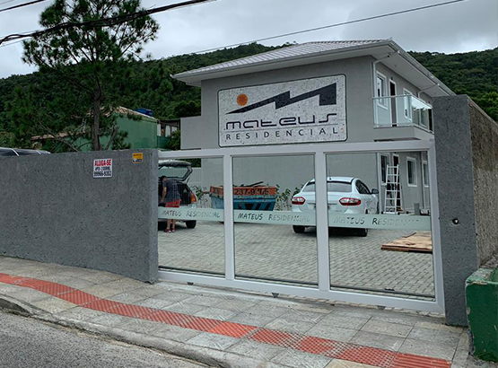 Portão de Aluminio e Vidro